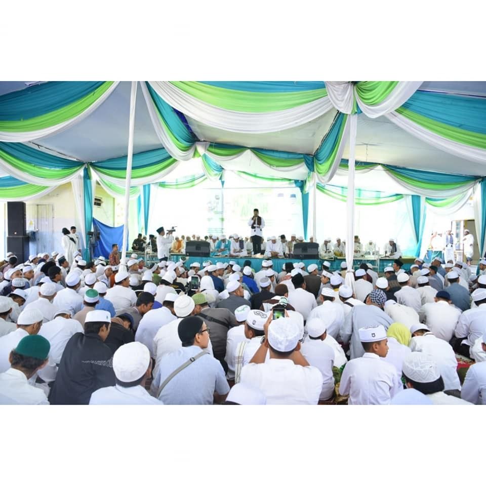 Wawako saat menghadiri Haul Akbar Al-Habib Sayyid Idrus bin Hasal Aljufri di Masjid Al-Ikhsaniyah Olak Kemang Jambi Kota Seberang