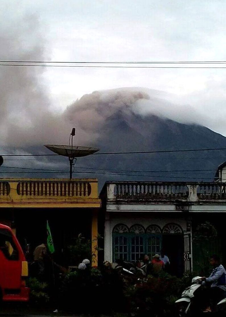 Asap hitam yang mengepul dari Gunung Kerinci. Akibat peristiwa ini 60 pendaki diminta turun