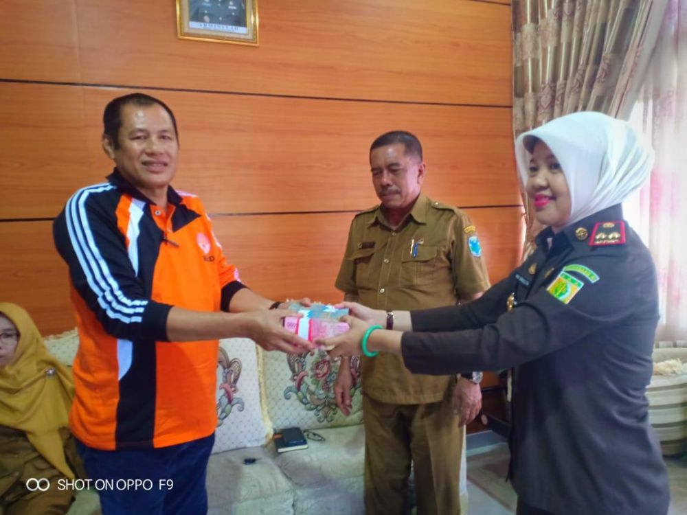 Kejari Batanghari kembalikan  uang negara dari hasil temuan BPK  pengerjaan proyek fisik  BPBD Batanghari