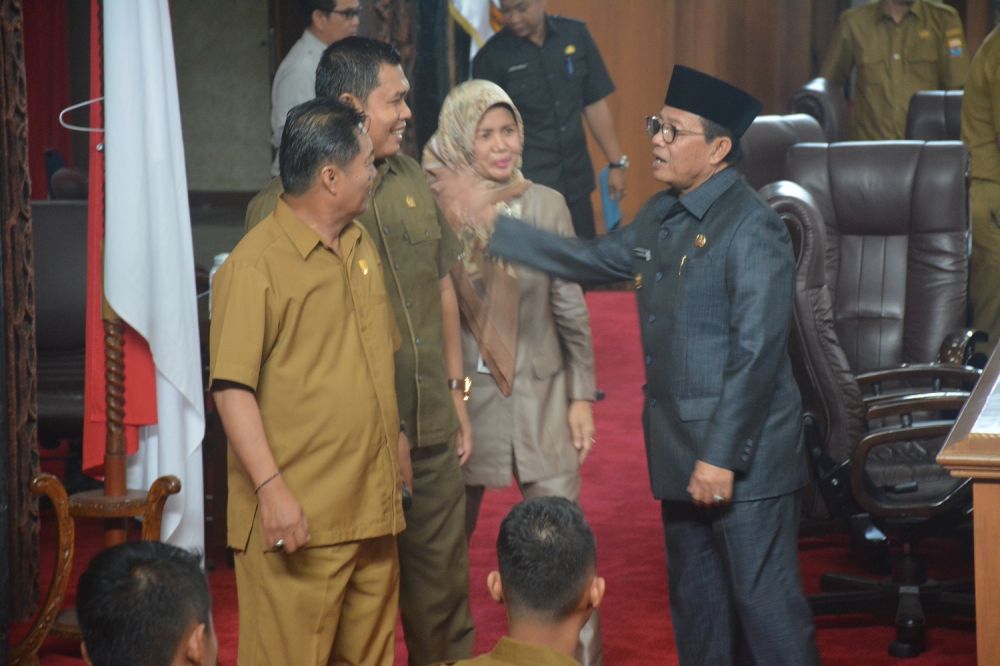 Plt Gubernur Jambi Fachrori saat menyapa pimpinan dewan usai paripurna