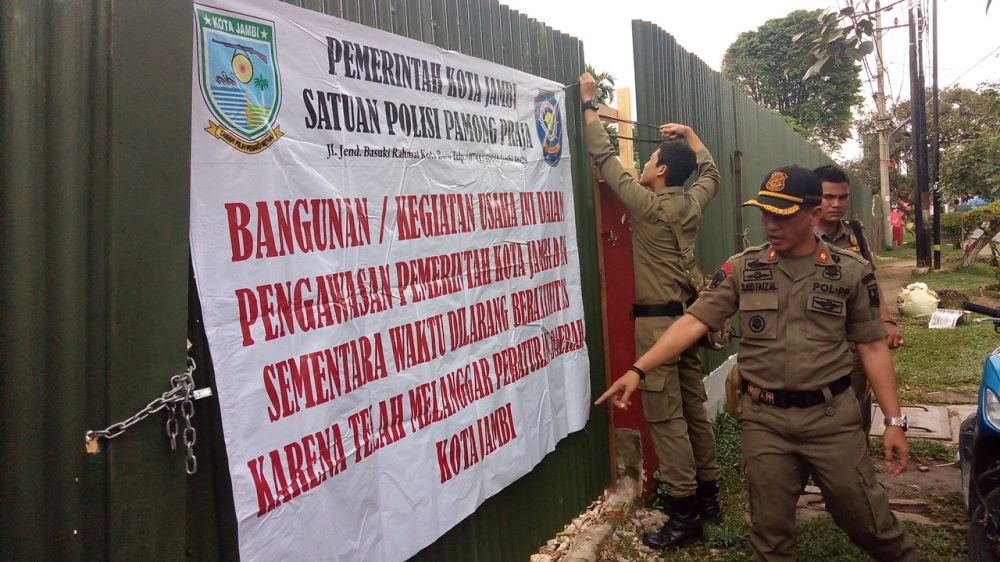Pol PP Melakukan Penyegelan Terhadap Pembangunan Restoran McDonald