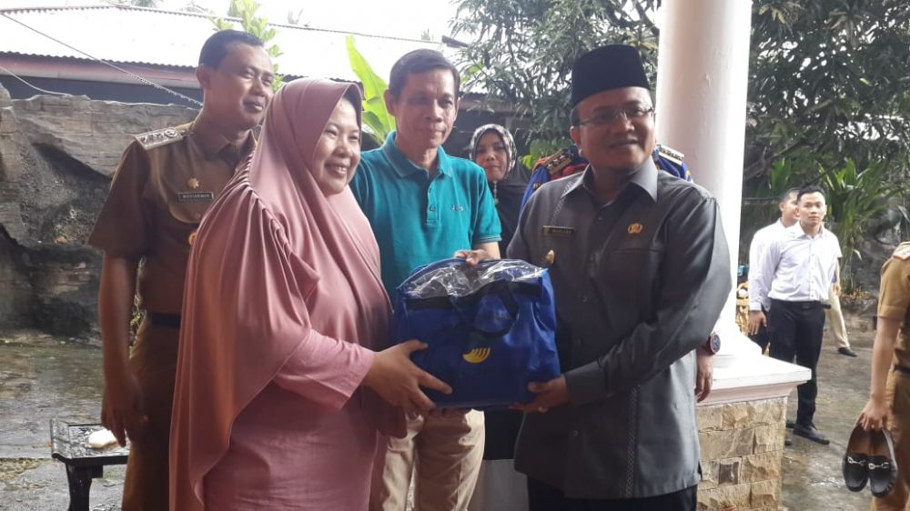Wakil Walikota Jambi Menyerahkan Bantuan Pada Korban Kebakaran