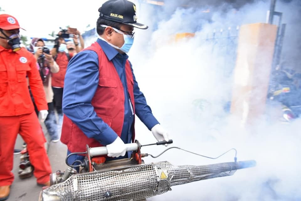 Maulana Melakukan Fogging di Salah Satu Rumah Warga