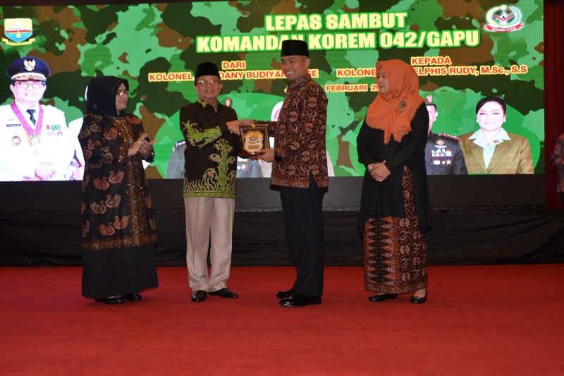 Pemberian cinderamata dari Plt.Gubernur Jambi dan istri, Hj.Rahima Fachrori kepada Budiyanto dan istri