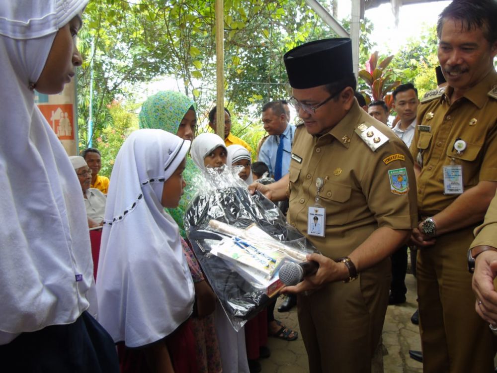 Wakil Walikota Menyerahkan Bantuan