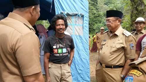 Bupati Sarolangun Bersama SAD dalam Suatu Acara