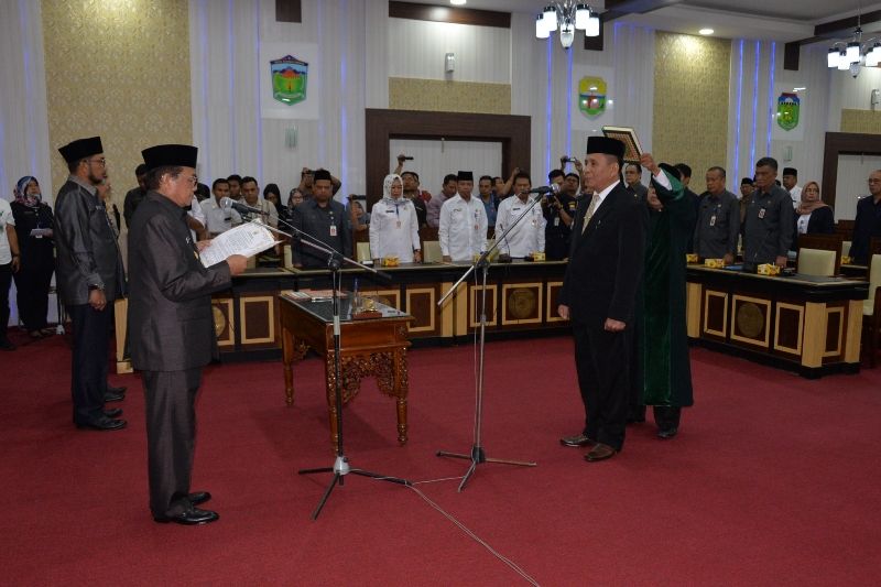 Plt Gubernur Jambi  Fachrori saat  melantik dan mengambil  sumpah jabatan Kepala Dinas Koperasi dan UKM Provinsi Jambi , Hamdan