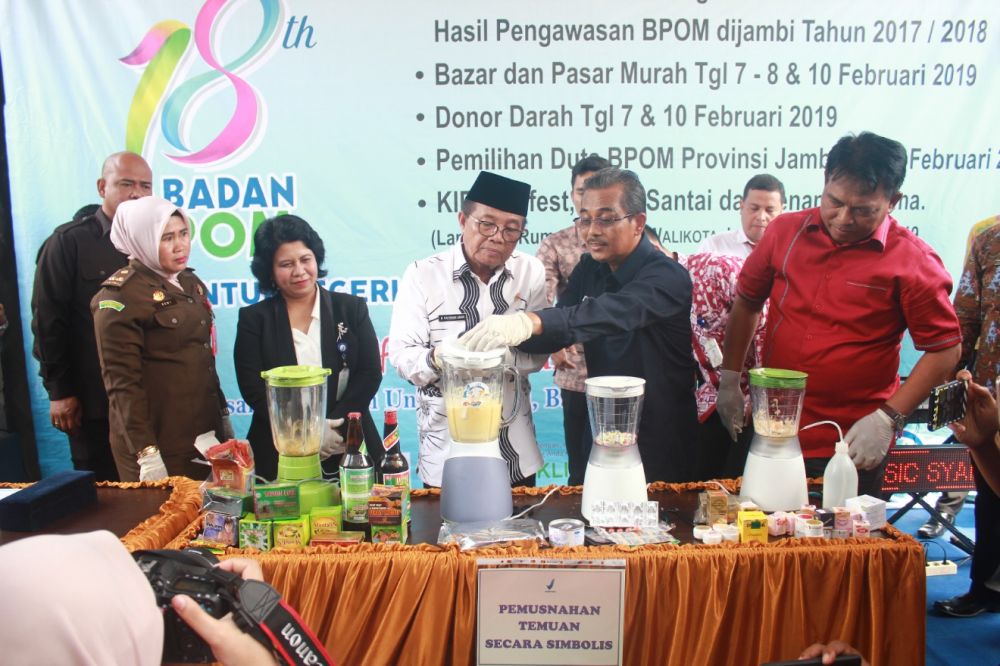 Plt Gubernur Fachrori Lakukan Pemusnahaan Obat-obatan dan Kosmetik Itu dengan Cara diblender