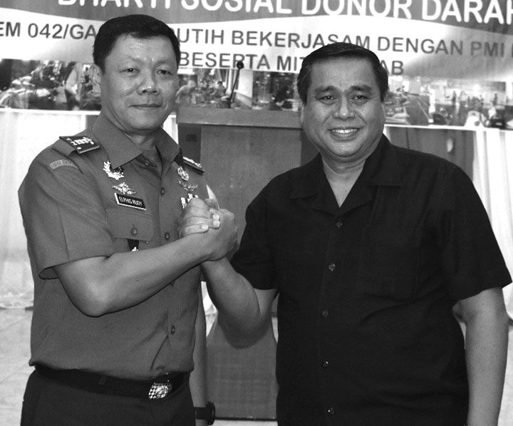 Danrem 042 Gapu, Kolonel Arh. Elphis Rudy,M.Sc.SS  Salam Komando dengan Mantan Gubernur Jambi Hasan Basri Agus (HBA)