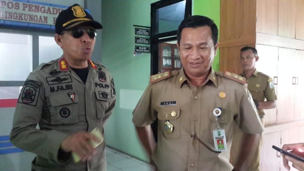 Kepala Dinas Lingkungan Hidup Memberikan Keterangan Warga yang dikenakan Denda Buang Sampah Tak Tepat Waktu