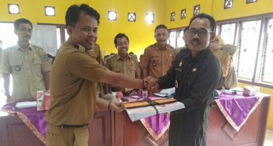 Tebo Nazar Efendi Secara Simboli Menyerahkan SPPT PBB Tahun 2019 Kepada Camat Rimbo Ulu Sugiyarto