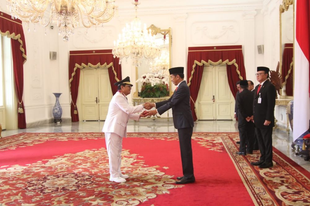 Presiden Republik Indonesia, Ir.H. Joko Widodo Saat Menyerahkan Cendramata ke Gubernur Jambi Fachrori Umar..jpg