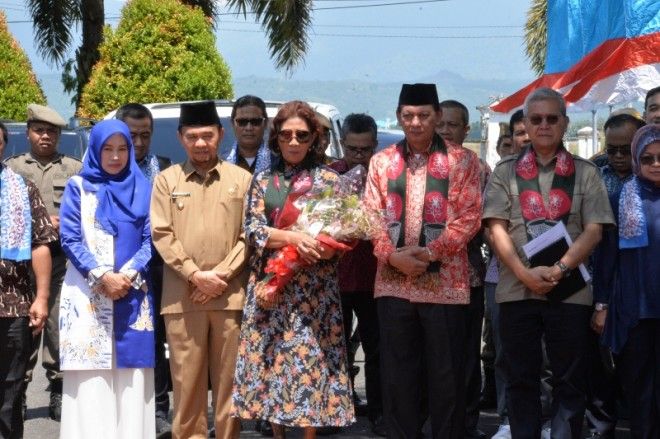 Sekda M Dianto mendampingi Menteri Kelautan dan Perikanan Republik Indondesia, Susi Pudjiastuti di kawasan Objek Wisata Sanggaran Agung Kabupaten Kerinci, Senin (11/02/2019).