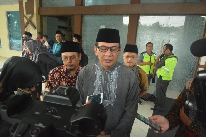 Sekretaris Daerah (Sekda) Provinsi Jambi, Drs.H.M. Dianto,M.Si menyambut kedatangan jenazah Hj.Hasanah, di VIP Room Bandara Sultan Thaha Syaifuddin Jambi sekitar jam 07.30 WIB.