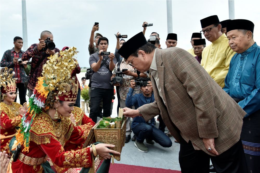 Gubernur Jambi H.Fachrori Umar beserta Ketua Dewan Kerajinan Nasional Daerah (Dekranasda) Provinsi Jambi, Hj.Rahima Fachrori disambut secara Adat Melayu Jambi..JPG