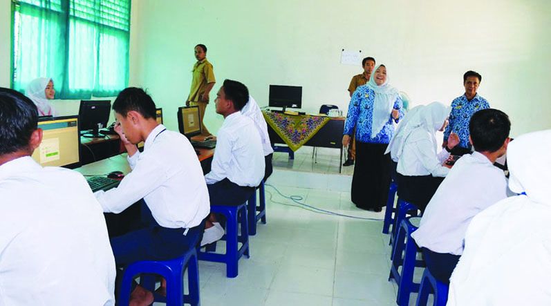 Siswa Mengerjakan Soal UNBK