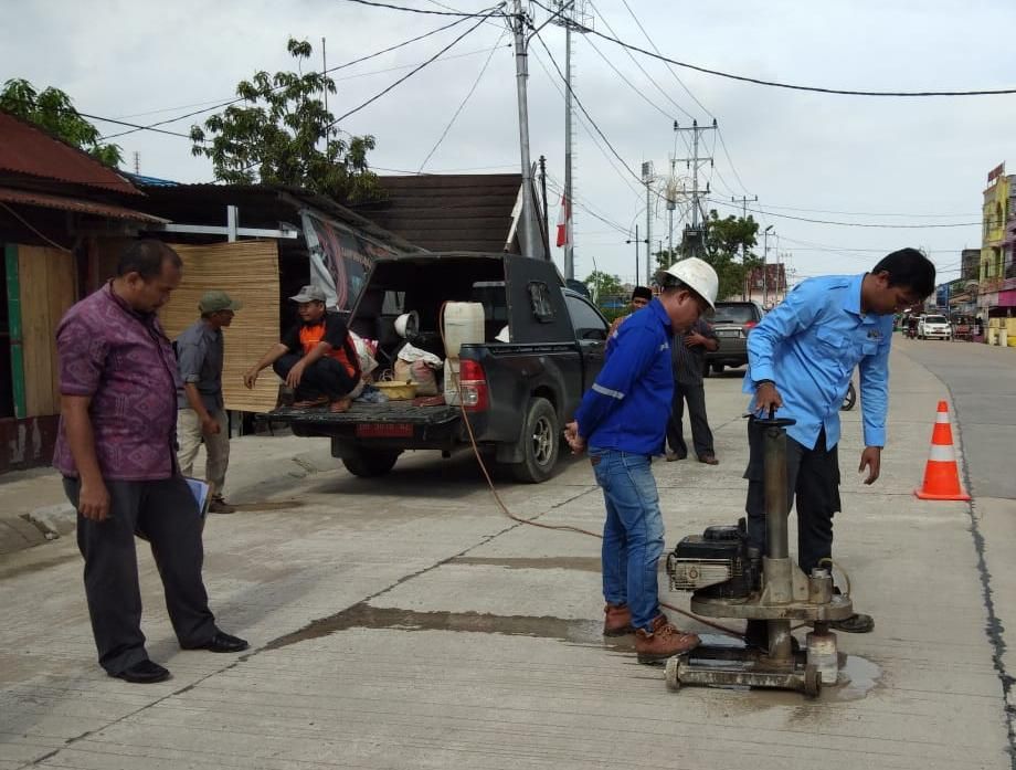 Pemeriksakan tim BPKP, mengambil sample jalan rigit beton patunas