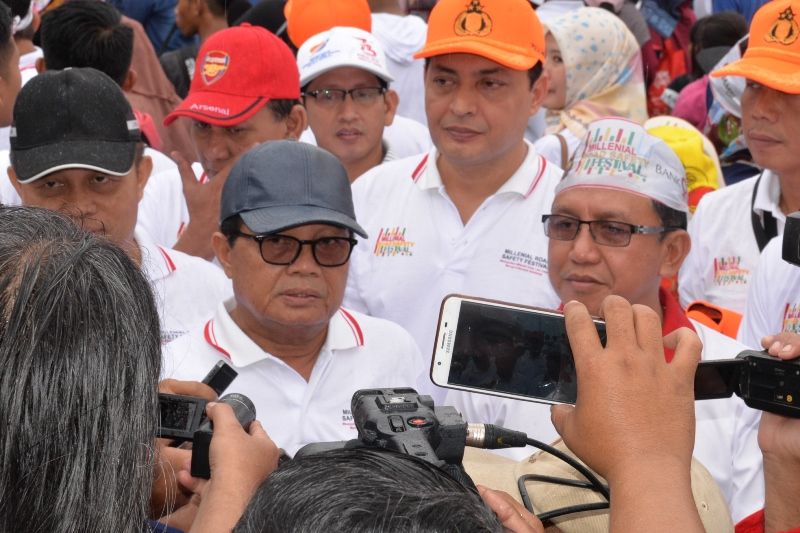 Gubernur Jambi, H.Fachrori Umar didampingi Kapolda Jambi, Irjen Pol. Muchlis saat wawancara usai acara Millennial Road Safety Festival