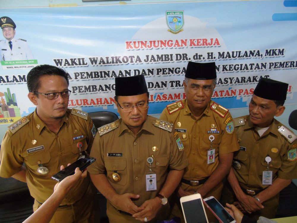 Wakil Walikota memberikan keterangan pers usai berkantor di kantor lurah Sungai Asam.jpg