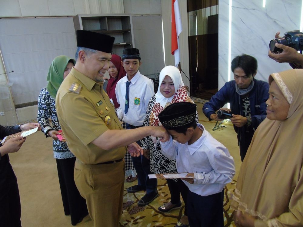 Fasha Menyerahkan Gajinya untuk Biaya Pendidikan