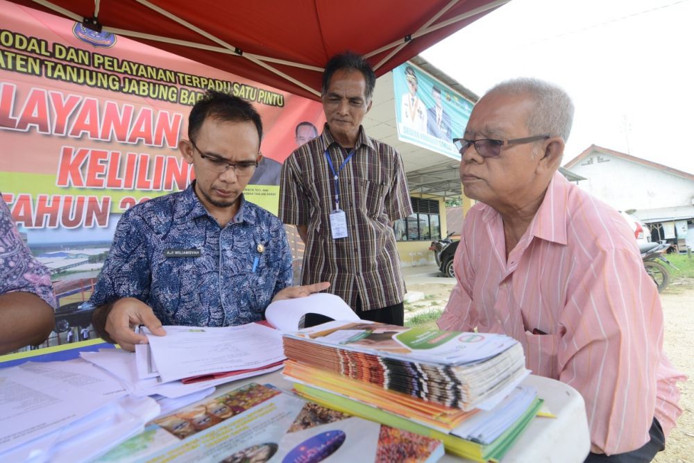 Petugas Pelayanan Perizinan Keliling Melayani Masyarakat di Kecamatan Merlung.jpg