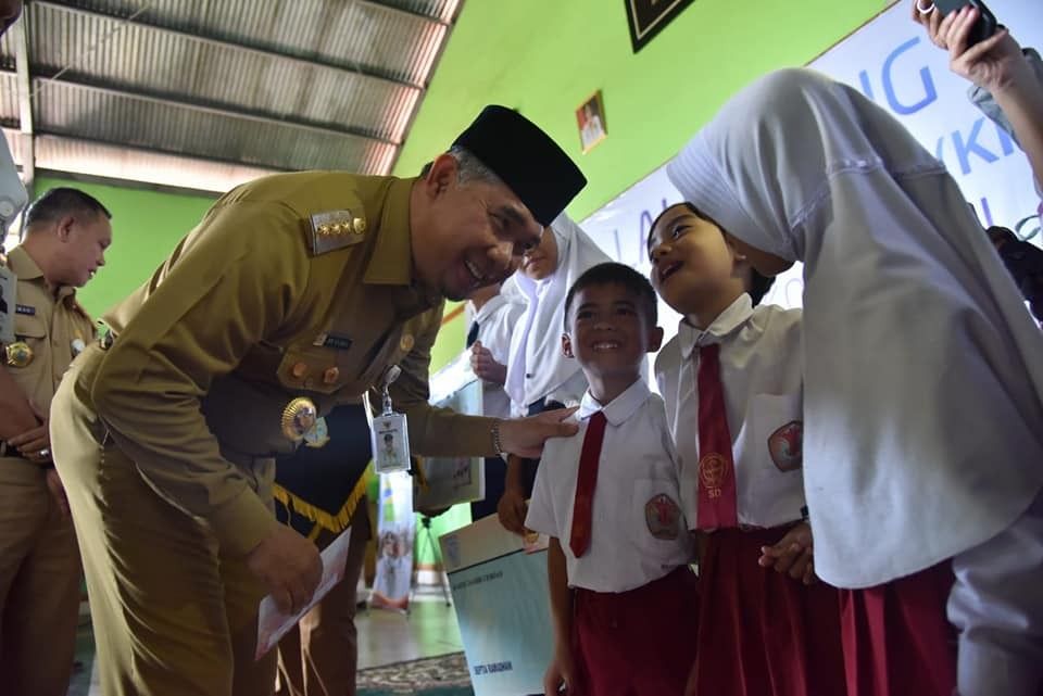 Fasha Menyerahkan Kartu KIA untuk Anak SD
