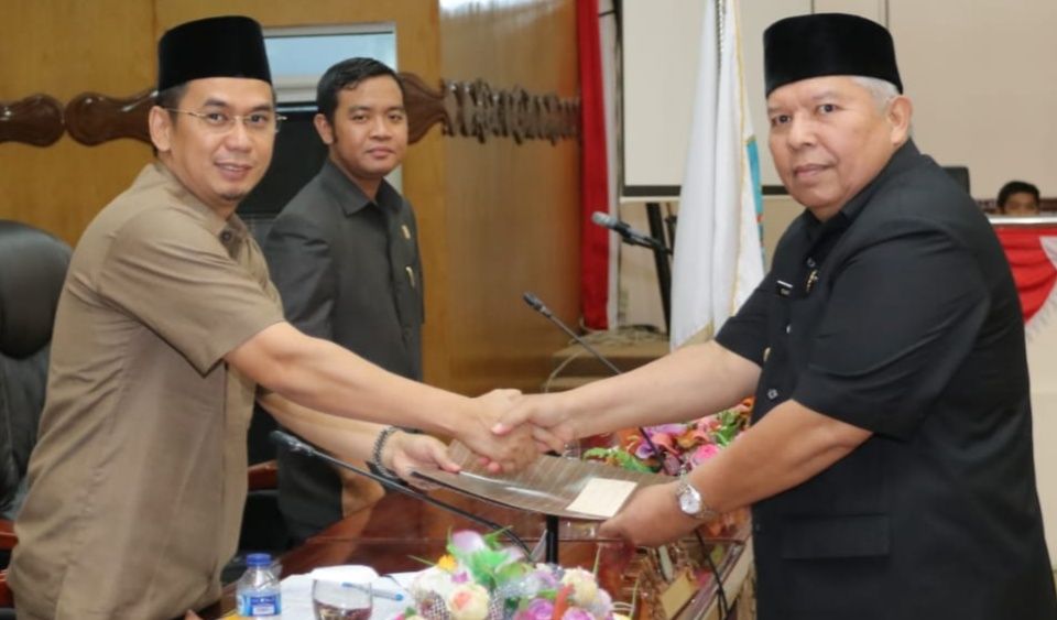 Ketua DPRD Tanjabbar, Faizal Riza Bersalaman dengan Bupati H Safrial