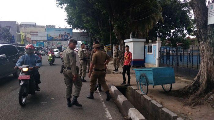 Pol PP Kota Jambi Melakukan Penertiban PKL di Kawasan Sipin Belum Lama Ini