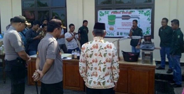 Konversi Limbah Plastik Sangat Membantu Masyarakat Miskin