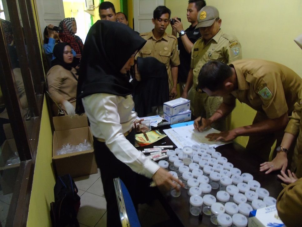 Staf Dinas PUPR Ketika Melaksanakaan Pemeriksaan Urine