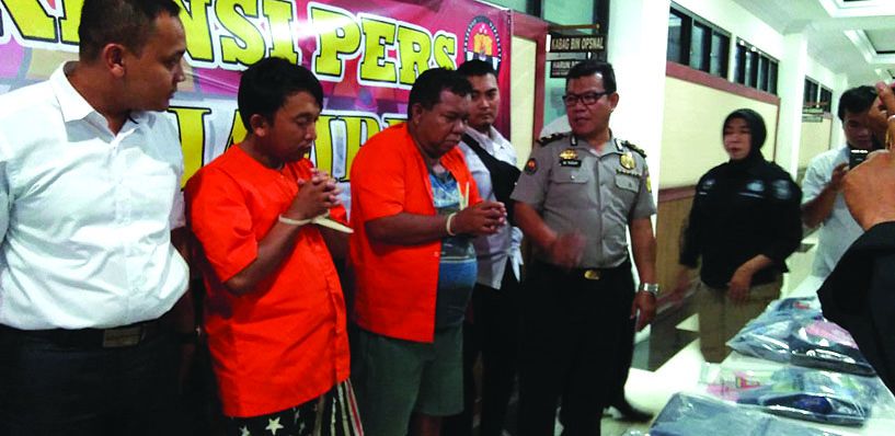 Dua Pelaku Pembobol ATM yang diamankan Reskrim Polda Jambi. Keduanya Berhasil Menggasak Juataan Uang Korban Melalui ATM