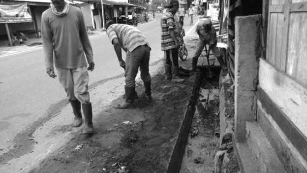 Petugas Membersihkan Salah Satu Drainase di Kota Jambi.jpg
 