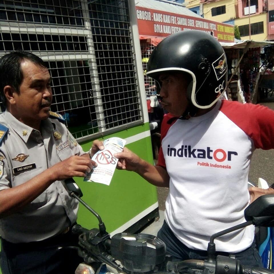 Dishub Membagikan Stiker Kepada Pengendara