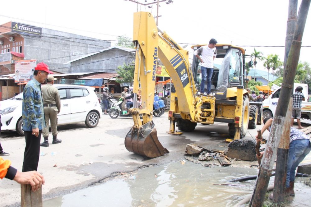 Sekda mengecek drainase di kualatungkal