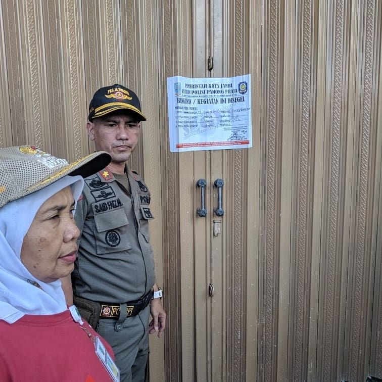 Pol PP menyegel bangunan tak berizin