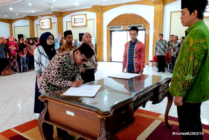 Sekda meyaksikan penandatangan SK pelantikan.