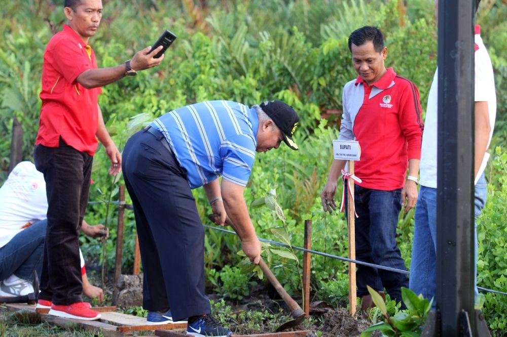 Bupati Safrial juga ikut goro bersama