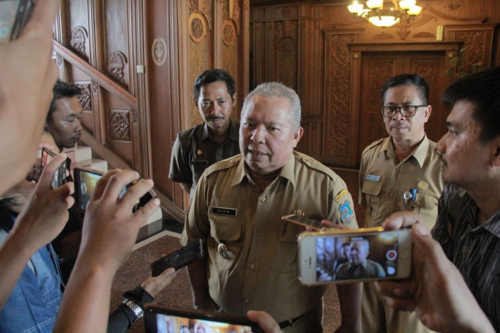 Safrial memberikan kalrifikasi usai diperiksa KPK.