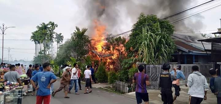 Api yang menghanguskan rumah warga