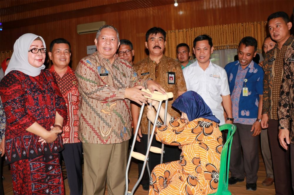 Bupati menyerahkan bantuan