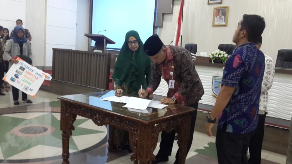 Fasha Menandatangani Surat Hibah Barang yang Tak Terpakai