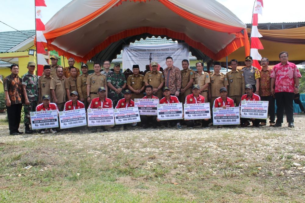 CEO Sinar Mas Agribusiness and Food Wilayah Jambi Foto Bersama Wabup dan Desa Penerima Penghargaan