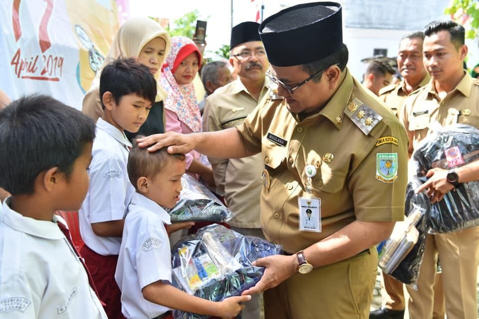 Wako Menyerahkan Bantuan