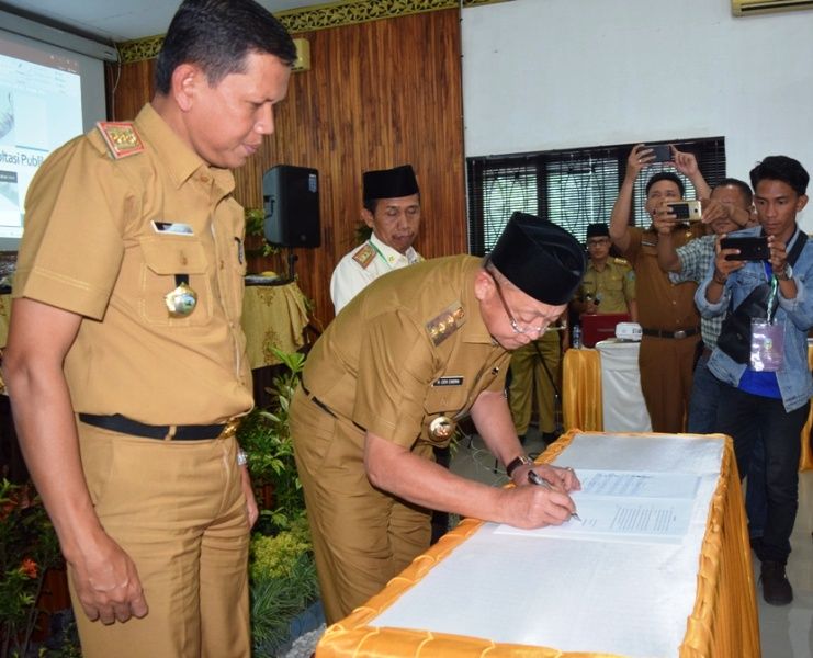 Bupati, H Cek Endra didampingi Ir Dedy Hendry menandatangani berita acara kesepakatan