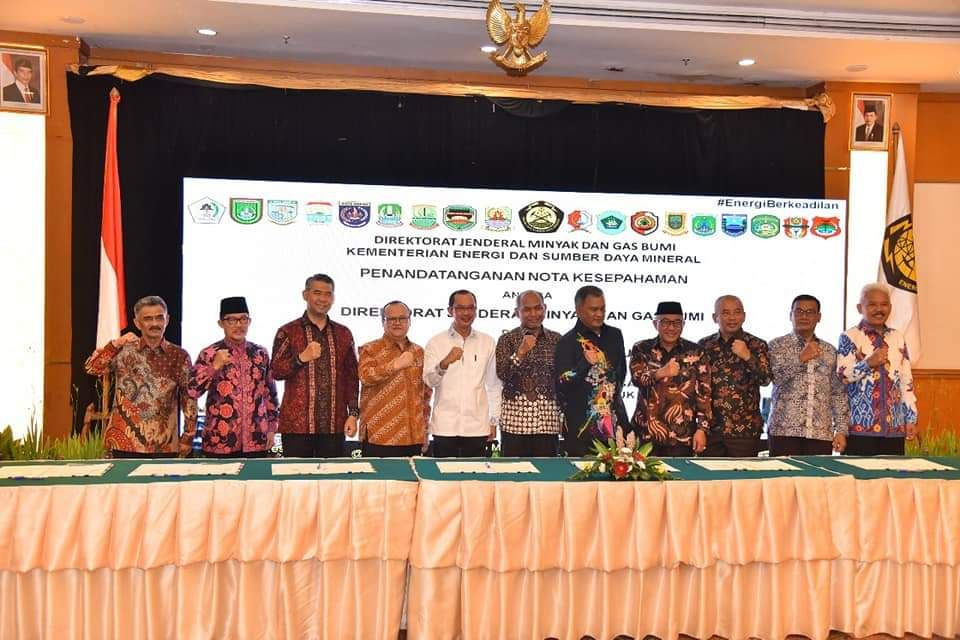 Walikota Jambi foto bersama usai penandatangan  MOU Penambahan Jaringan Gas