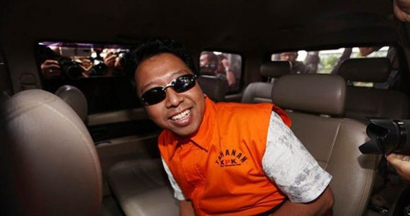 Romi masih tersenyum walau sudah berstatus tersangka KPK.