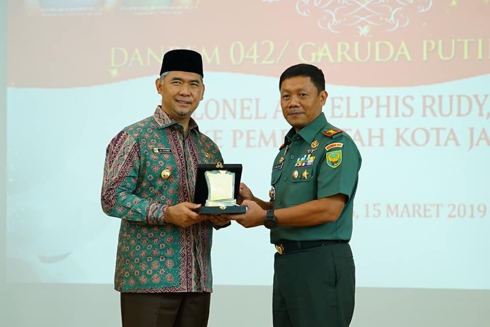 Walikota Jambi saat memberikan cenderamata dari Komandan Korem 042 Gapu Jambi
