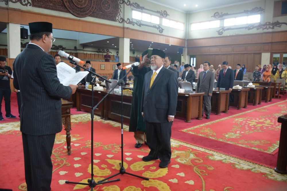 Ketua DPRD Cornelis Buston melantik PAW atas nama H. Mardinal dari Partai Golkar