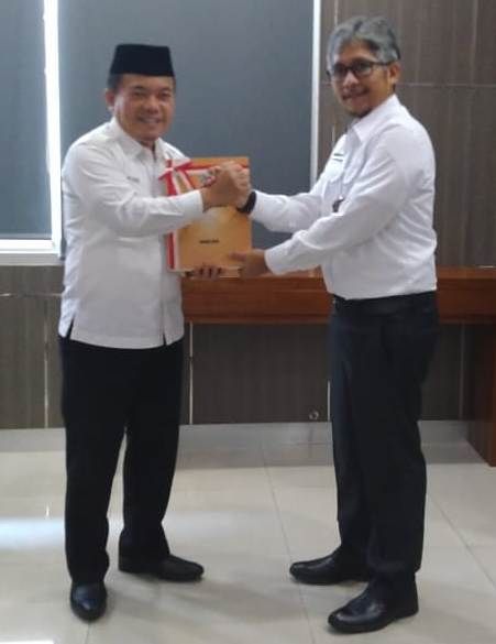 Bupati Merangin H Al Haris Saat Menyerahkan Dokumen ke BPK
