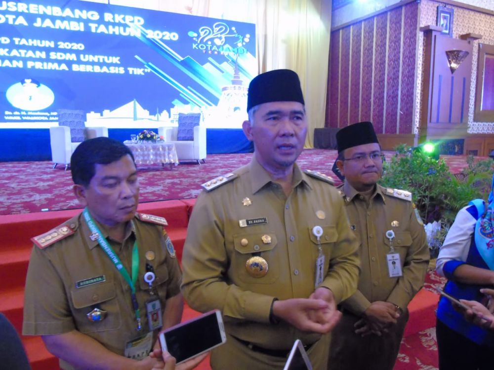 Walikota Jambi Memberikan Keterangan Pada Wartawan